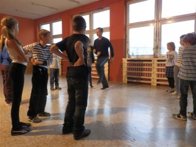 Cotygodniowe zajęcia z tańca towarzyskiego w klasach I-III